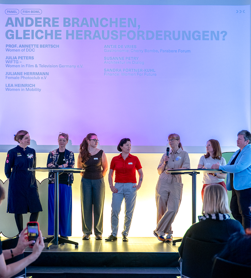 Panel-Diskussion zu Herausforderungen und Lösungen für Flinta in den unterschiedlichen Branchen, v. l. n. r.: Antje de Vries, Susanne Petry, Lea Heinrich Women in Mobility, Julia Peters WIFTG – Women in Film & Television Germany e.V., Annette Bertsch, Sandra Pörtner-Kuhl, Finance: Women For Future