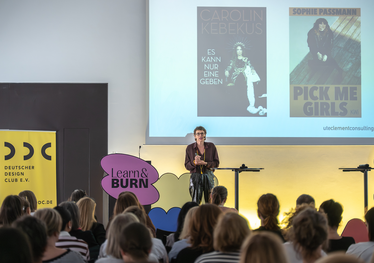Ute Clement Dipl.-Psych., systemische Organisationsberaterin, mit dem Vortrag: Wie Sisterhood gelingt.